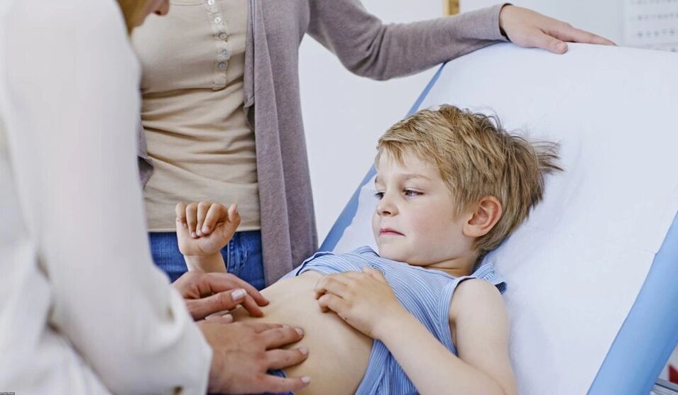 Identificazione dei parassiti da parte di un medico in un bambino